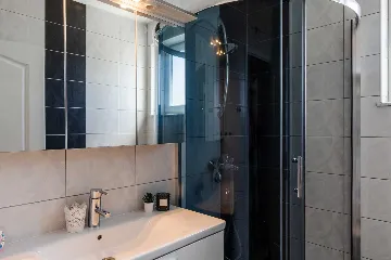 Newly Renovated 3-Bedroom Apartment in Vir