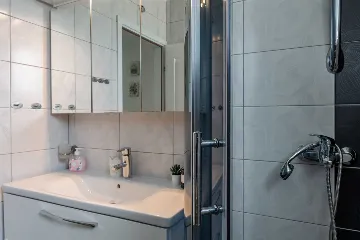 Newly Renovated 3-Bedroom Apartment in Vir