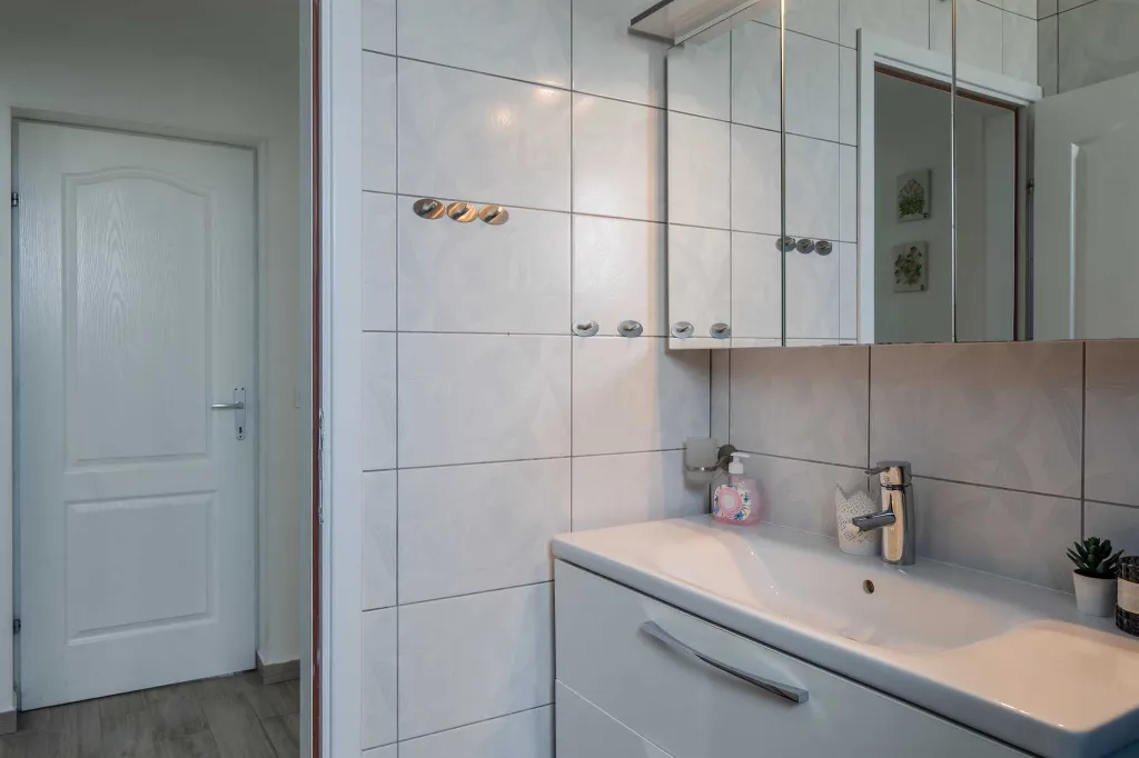 Newly Renovated 3-Bedroom Apartment in Vir