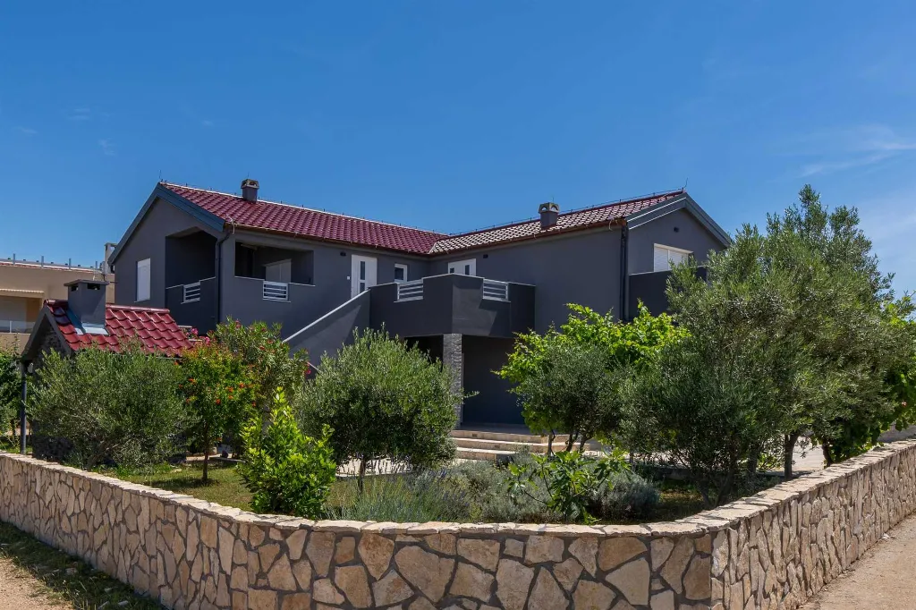 Newly Renovated 3-Bedroom Apartment in Vir