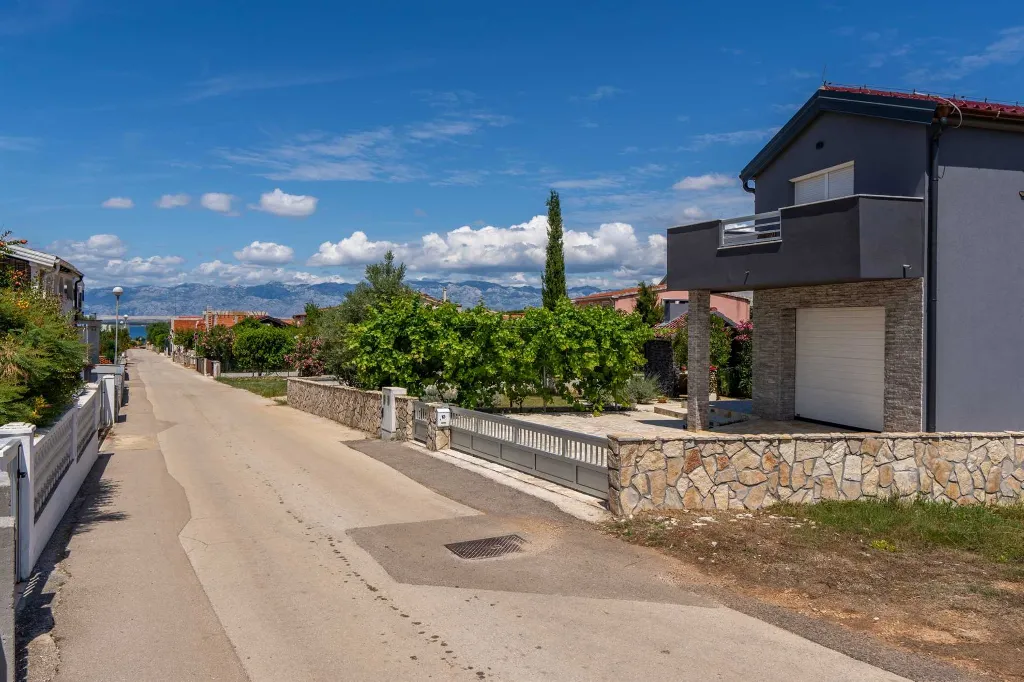 Newly Renovated 3-Bedroom Apartment in Vir