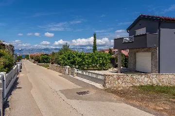 Newly Renovated 3-Bedroom Apartment in Vir