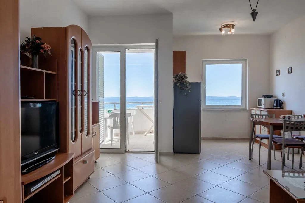 Vir 1-Bedroom Apartment for 2–4 with Sea-View