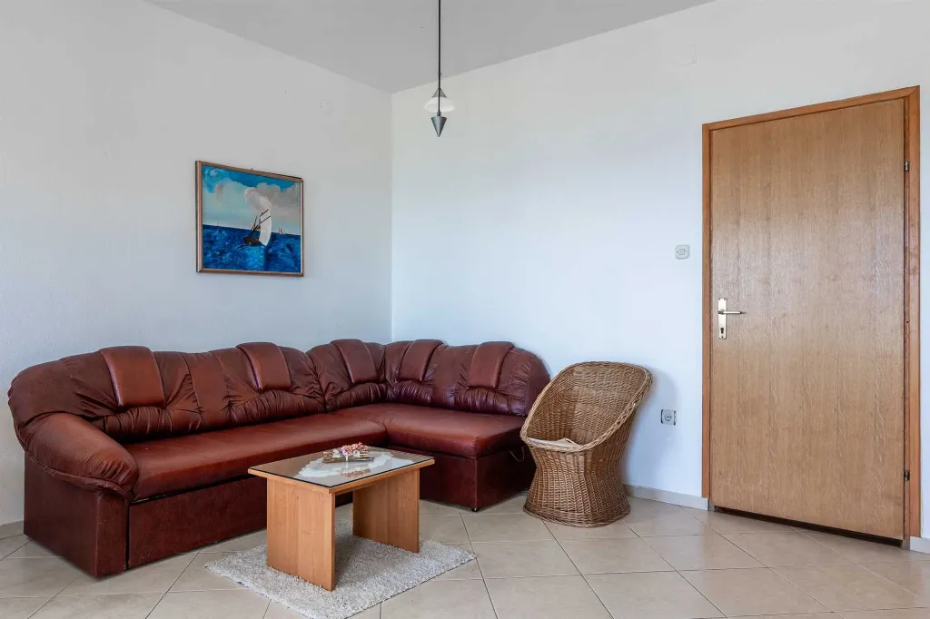 Vir 1-Bedroom Apartment for 2–4 with Sea-View