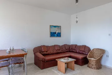 Vir 1-Bedroom Apartment for 2–4 with Sea-View