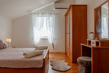 Vir 1-Bedroom Apartment for 2–4 with Sea-View