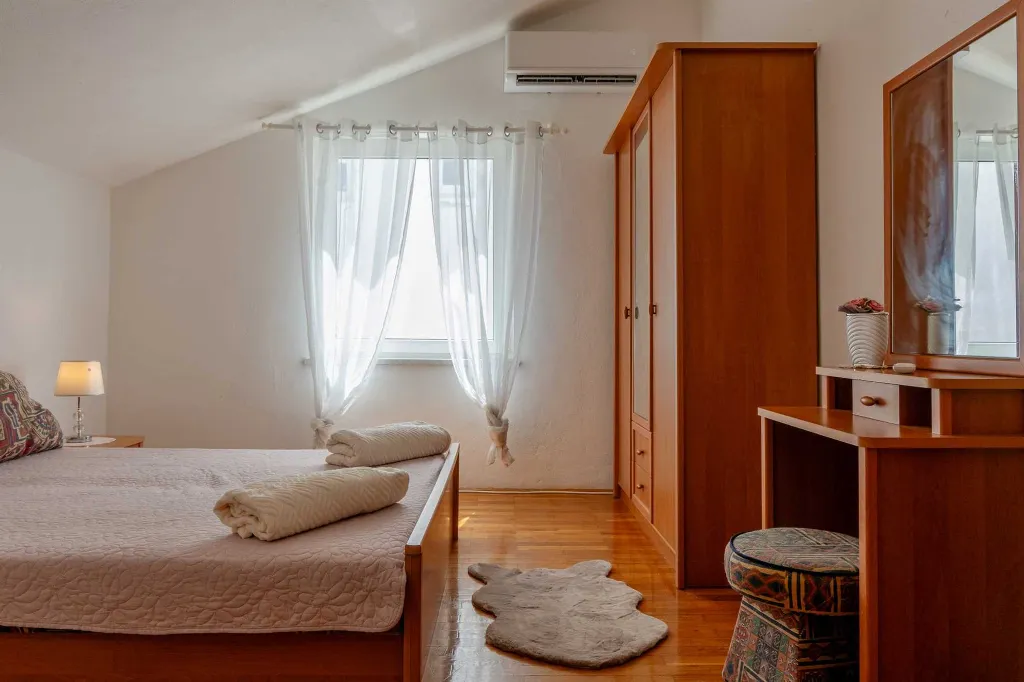 Vir 1-Bedroom Apartment for 2–4 with Sea-View