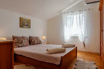 Vir 1-Bedroom Apartment for 2–4 with Sea-View