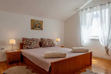 Vir 1-Bedroom Apartment for 2–4 with Sea-View