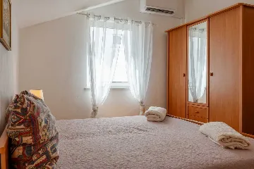 Vir 1-Bedroom Apartment for 2–4 with Sea-View