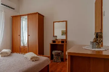 Vir 1-Bedroom Apartment for 2–4 with Sea-View