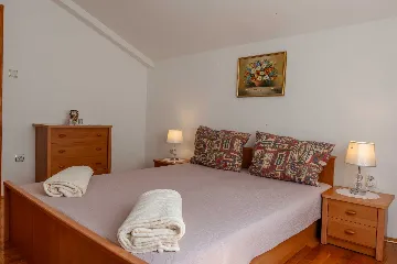 Vir 1-Bedroom Apartment for 2–4 with Sea-View