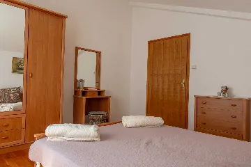 Vir 1-Bedroom Apartment for 2–4 with Sea-View