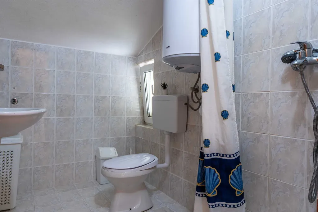 Vir 1-Bedroom Apartment for 2–4 with Sea-View