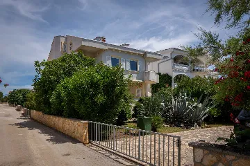 Vir 1-Bedroom Apartment for 2–4 with Sea-View