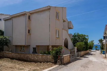 Vir 1-Bedroom Apartment for 2–4 with Sea-View