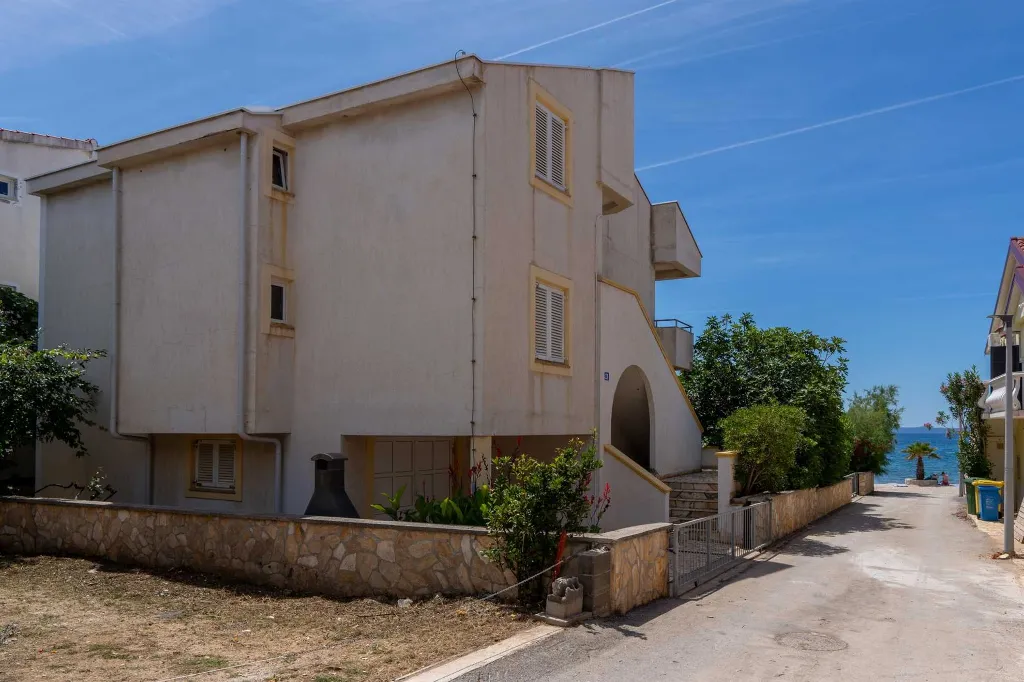 Vir 1-Bedroom Apartment for 2–4 with Sea-View