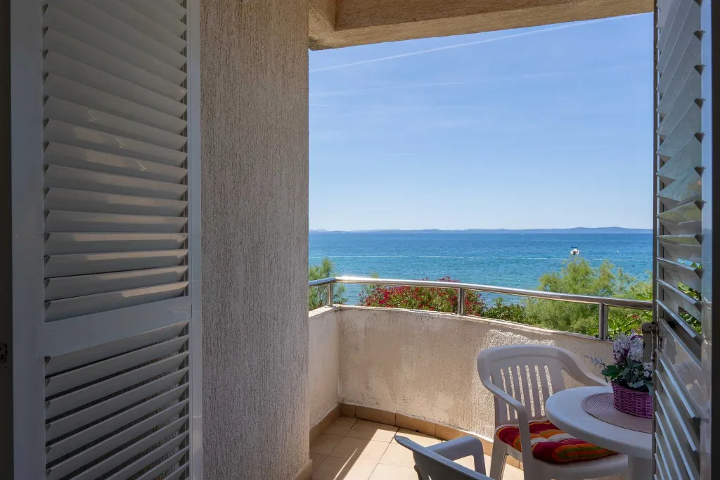 Beachfront Apartment with Sea-View Balcony in Vir
