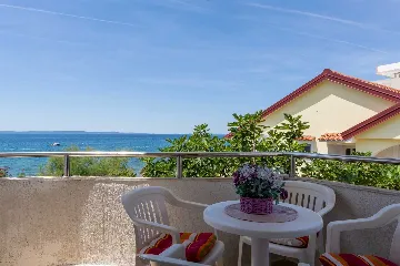 Beachfront Apartment with Sea-View Balcony in Vir