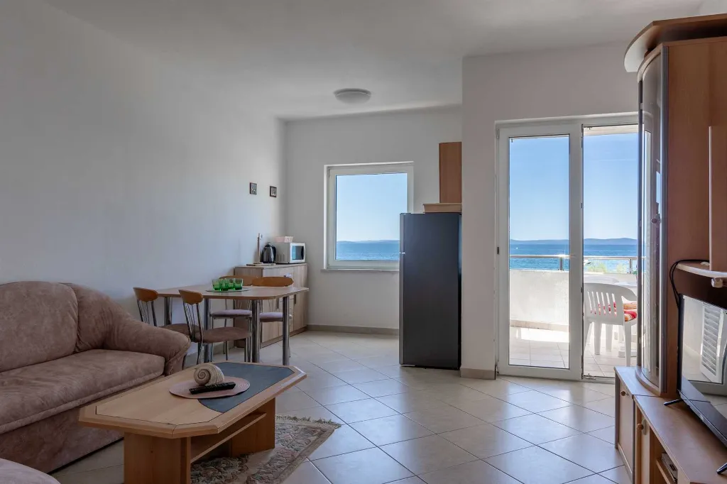 Beachfront Apartment with Sea-View Balcony in Vir