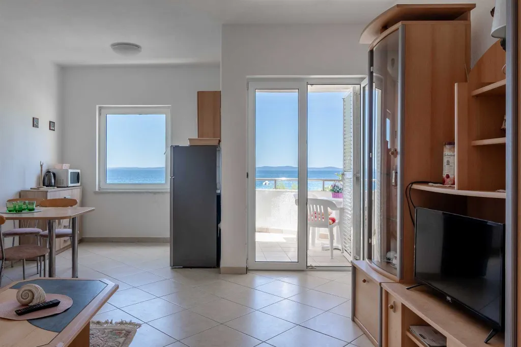 Beachfront Apartment with Sea-View Balcony in Vir