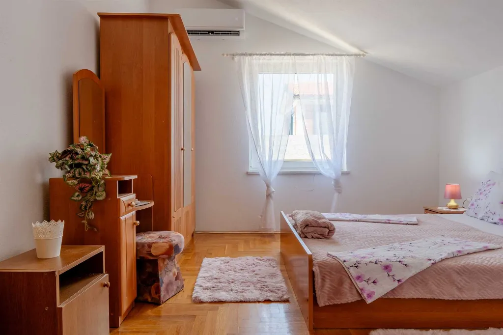 Beachfront Apartment with Sea-View Balcony in Vir