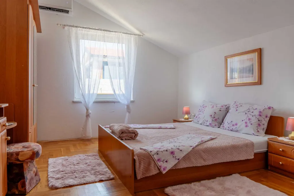 Beachfront Apartment with Sea-View Balcony in Vir