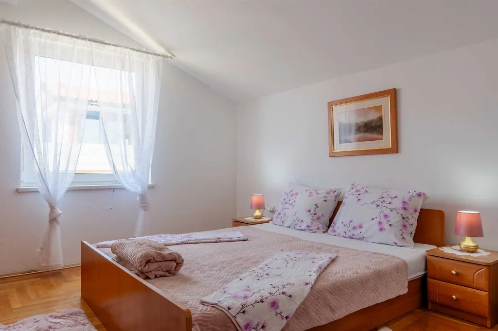 Beachfront Apartment with Sea-View Balcony in Vir