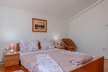 Beachfront Apartment with Sea-View Balcony in Vir