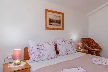 Beachfront Apartment with Sea-View Balcony in Vir