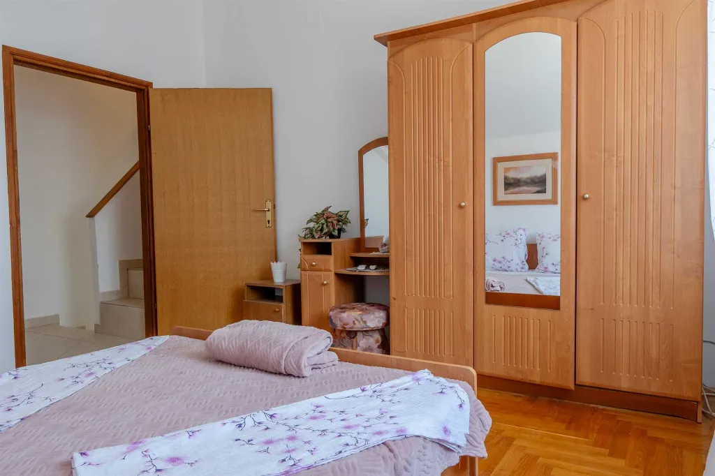 Beachfront Apartment with Sea-View Balcony in Vir
