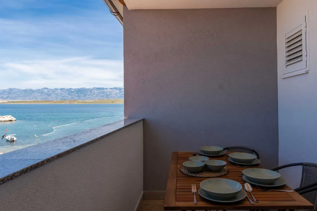Vir Apartment for 6–7 Guests with Sea-View Balcony