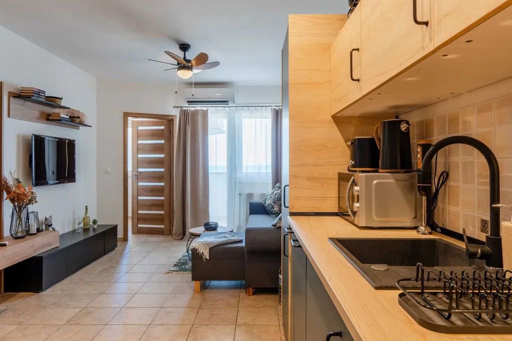 Vir Apartment for 6–7 Guests with Sea-View Balcony