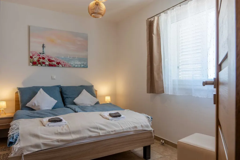 Vir Apartment for 6–7 Guests with Sea-View Balcony