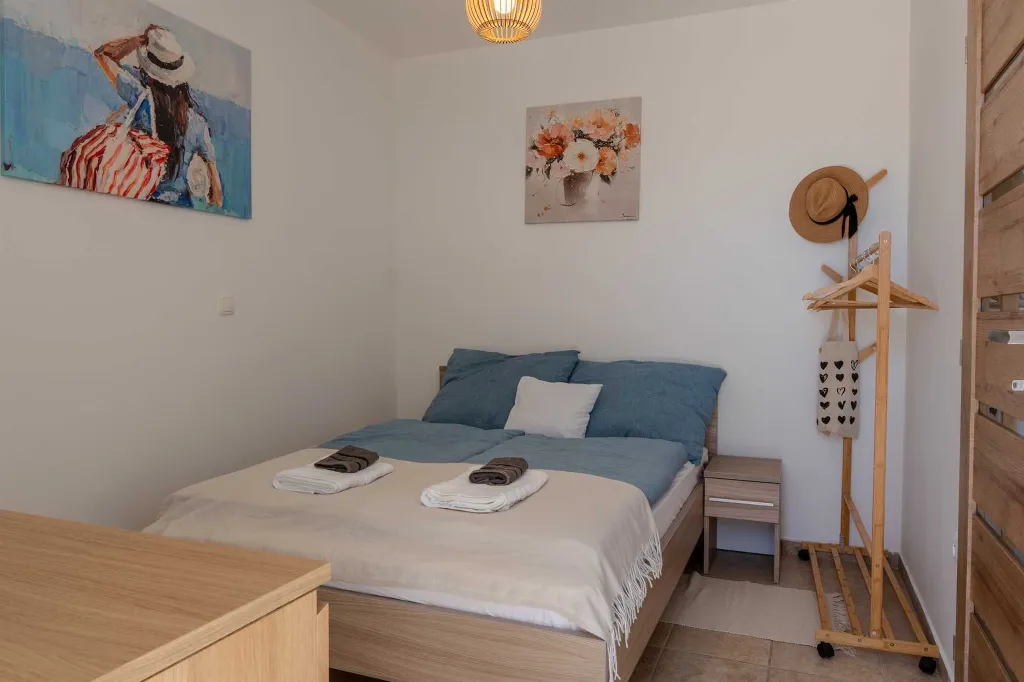 Vir Apartment for 6–7 Guests with Sea-View Balcony