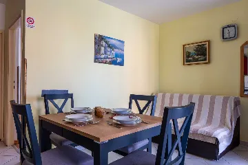 Apartment in Privlaka for 4-6 Guests with Balcony