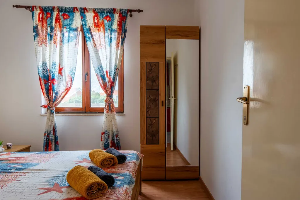 Apartment in Privlaka for 4-6 Guests with Balcony