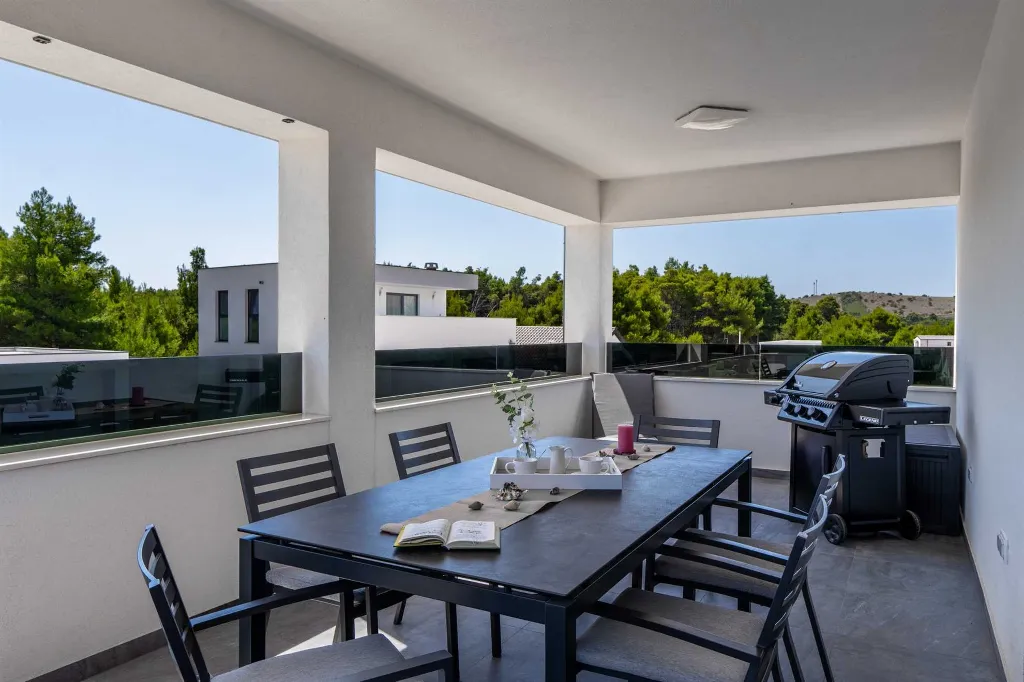 Vir Apartment with Sea-View Balcony for Up to 6