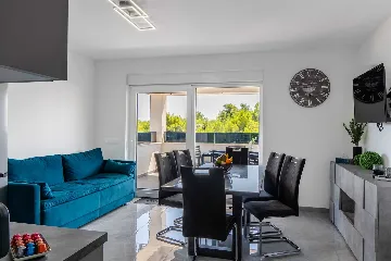 Vir Apartment with Sea-View Balcony for Up to 6