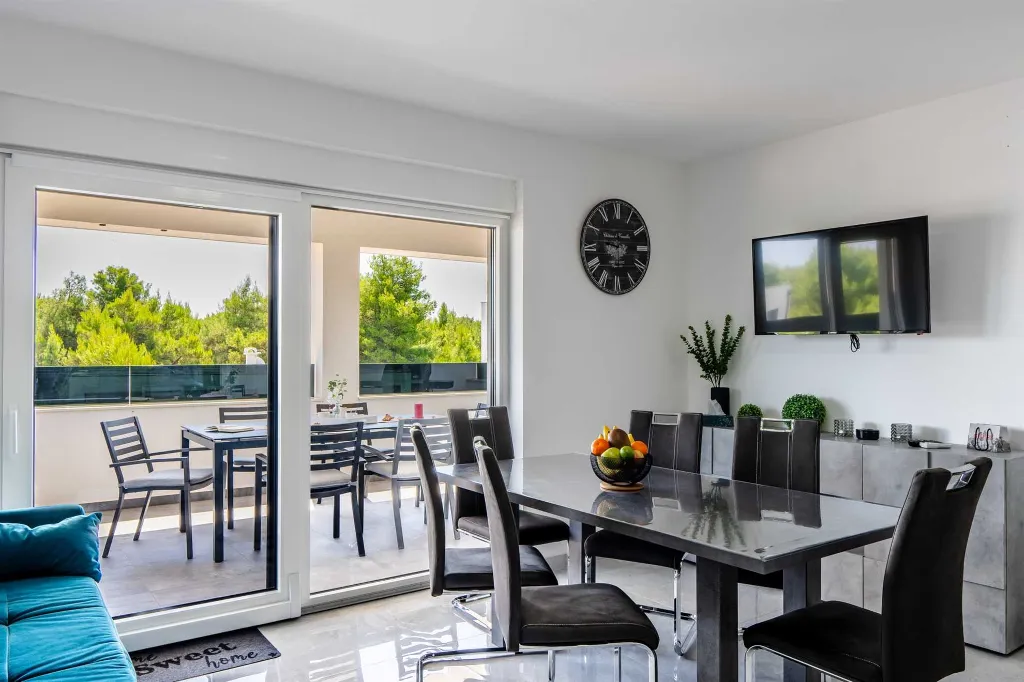 Vir Apartment with Sea-View Balcony for Up to 6