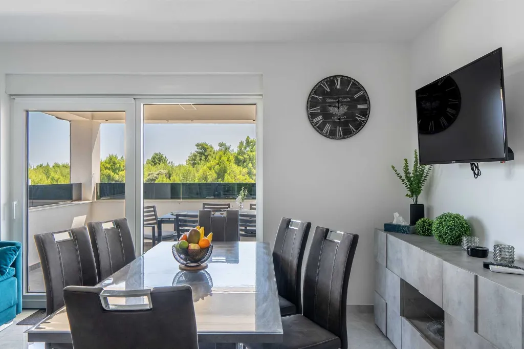 Vir Apartment with Sea-View Balcony for Up to 6