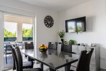 Vir Apartment with Sea-View Balcony for Up to 6