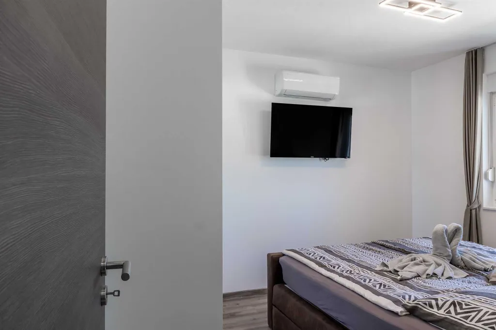 Vir Apartment with Sea-View Balcony for Up to 6