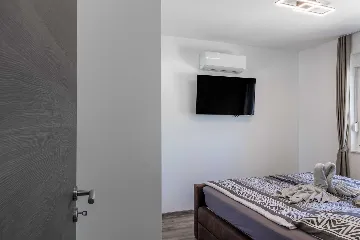 Vir Apartment with Sea-View Balcony for Up to 6