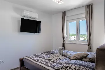 Vir Apartment with Sea-View Balcony for Up to 6