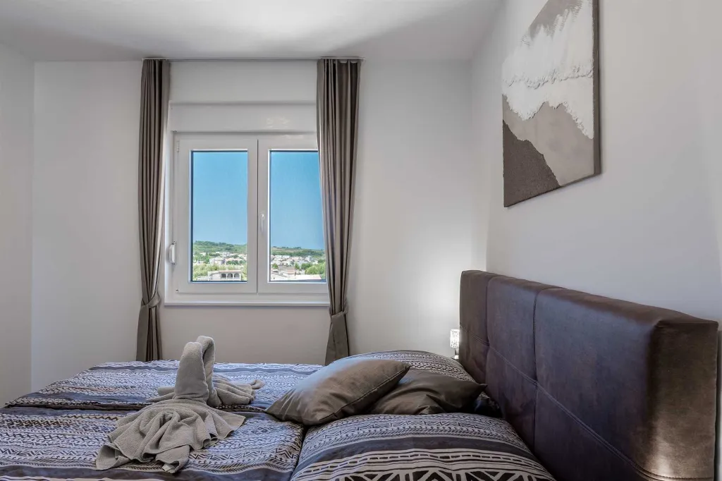 Vir Apartment with Sea-View Balcony for Up to 6