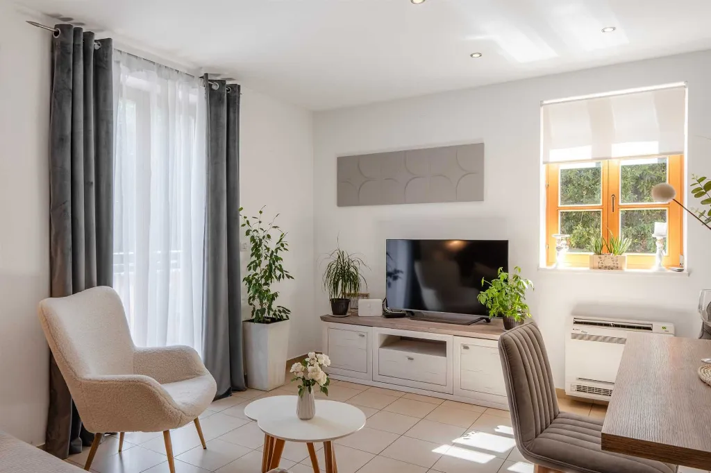 Zadar Newly Renovated 3-Bedroom Apartment with Balcony