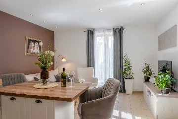 Zadar Newly Renovated 3-Bedroom Apartment with Balcony