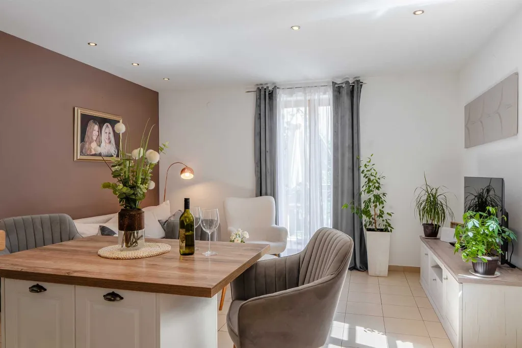 Zadar Newly Renovated 3-Bedroom Apartment with Balcony