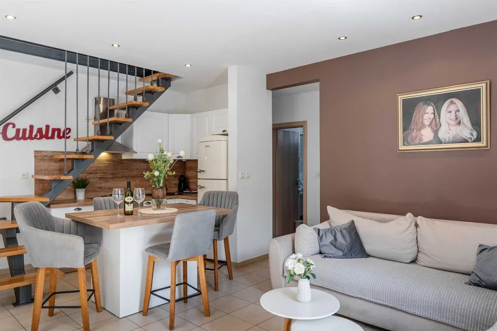 Zadar Newly Renovated 3-Bedroom Apartment with Balcony